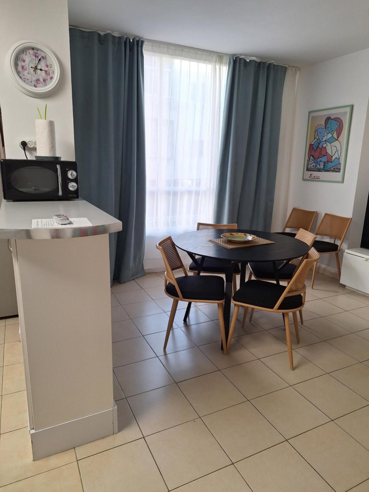 Amazing Apartment For 3 Guests Steps From The Beach Netanya Ngoại thất bức ảnh
